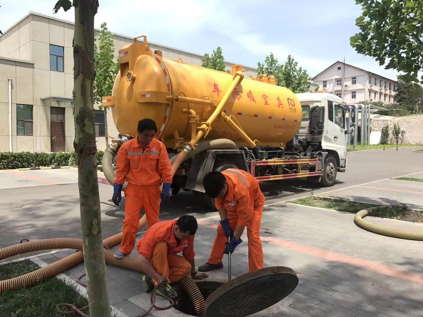 松阳管道疏通车停在窨井附近